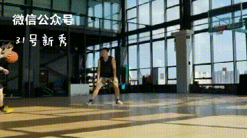 篮球重心是什么意思_篮球怎么降低重心运球技巧_篮球运球重心过高