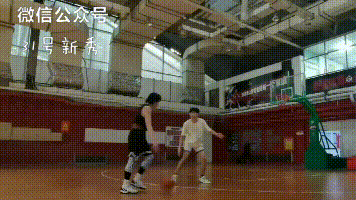 篮球重心是什么意思_篮球运球重心过高_篮球怎么降低重心运球技巧