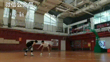 篮球重心是什么意思_篮球怎么降低重心运球技巧_篮球运球重心过高