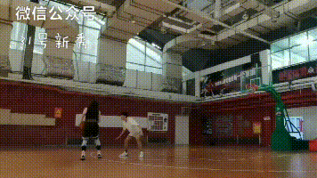 篮球怎么降低重心运球技巧_篮球重心是什么意思_篮球运球重心过高