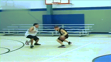 篮球重心是什么意思_篮球怎么降低重心运球技巧_篮球重心转移