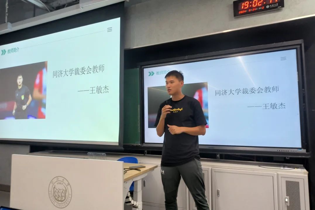 足球裁判员定义_裁判员学的足球规则叫什么_足球裁判员守则