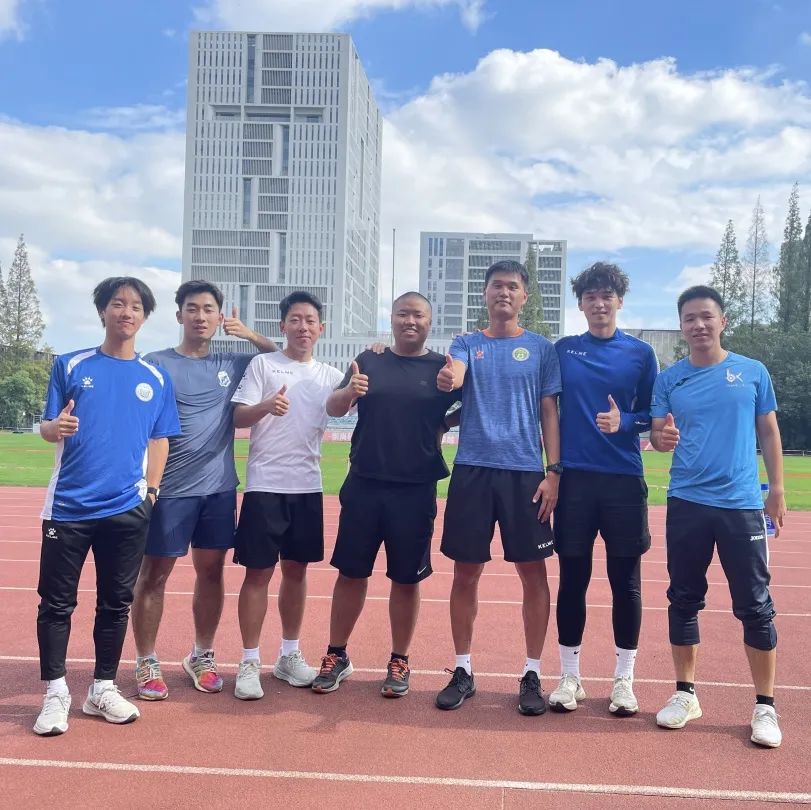 足球裁判员定义_裁判员学的足球规则叫什么_足球裁判员守则