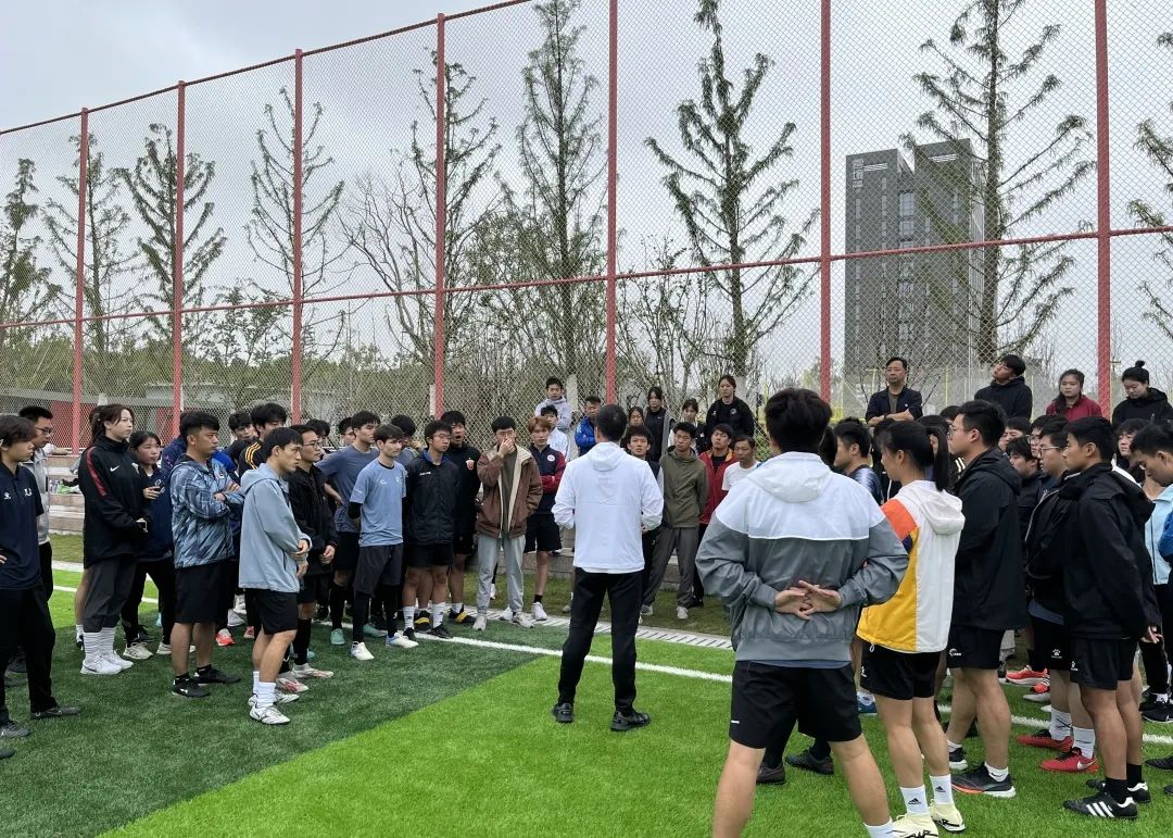 足球裁判员守则_足球裁判员定义_裁判员学的足球规则叫什么