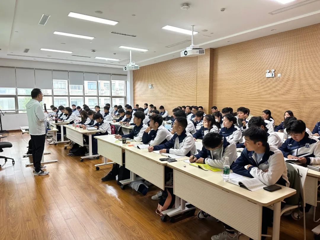 足球裁判员定义_足球裁判员守则_裁判员学的足球规则叫什么