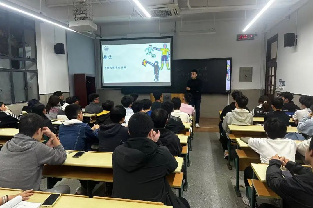 裁判员学的足球规则叫什么_足球裁判员定义_足球裁判员守则