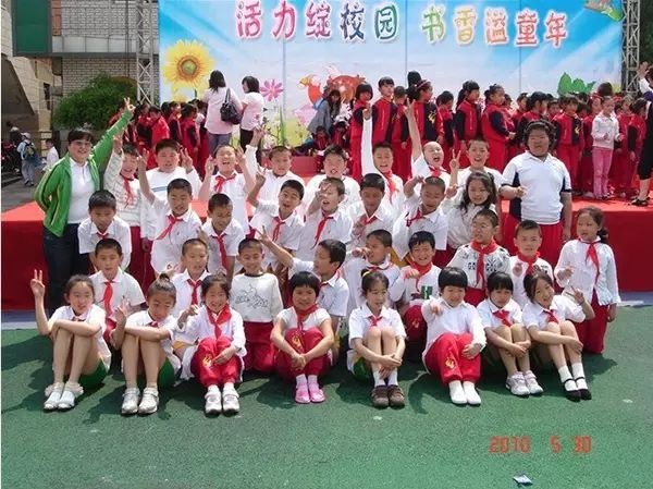 举重冠军男2021_举重冠军带妻子照片领奖_男人拿举重冠军