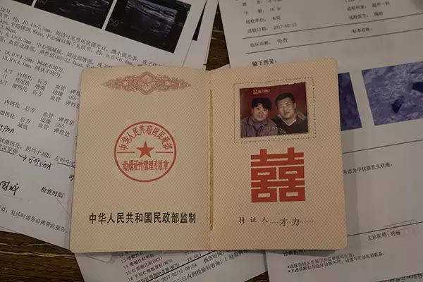 男人拿举重冠军_举重冠军男2021_举重冠军带妻子照片领奖