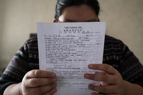 举重冠军带妻子照片领奖_举重冠军男2021_男人拿举重冠军