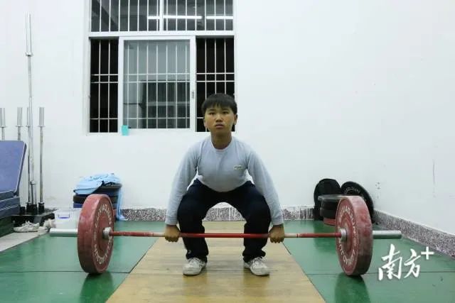 举重冠军男的_男人拿举重冠军_举重冠军沦落街头