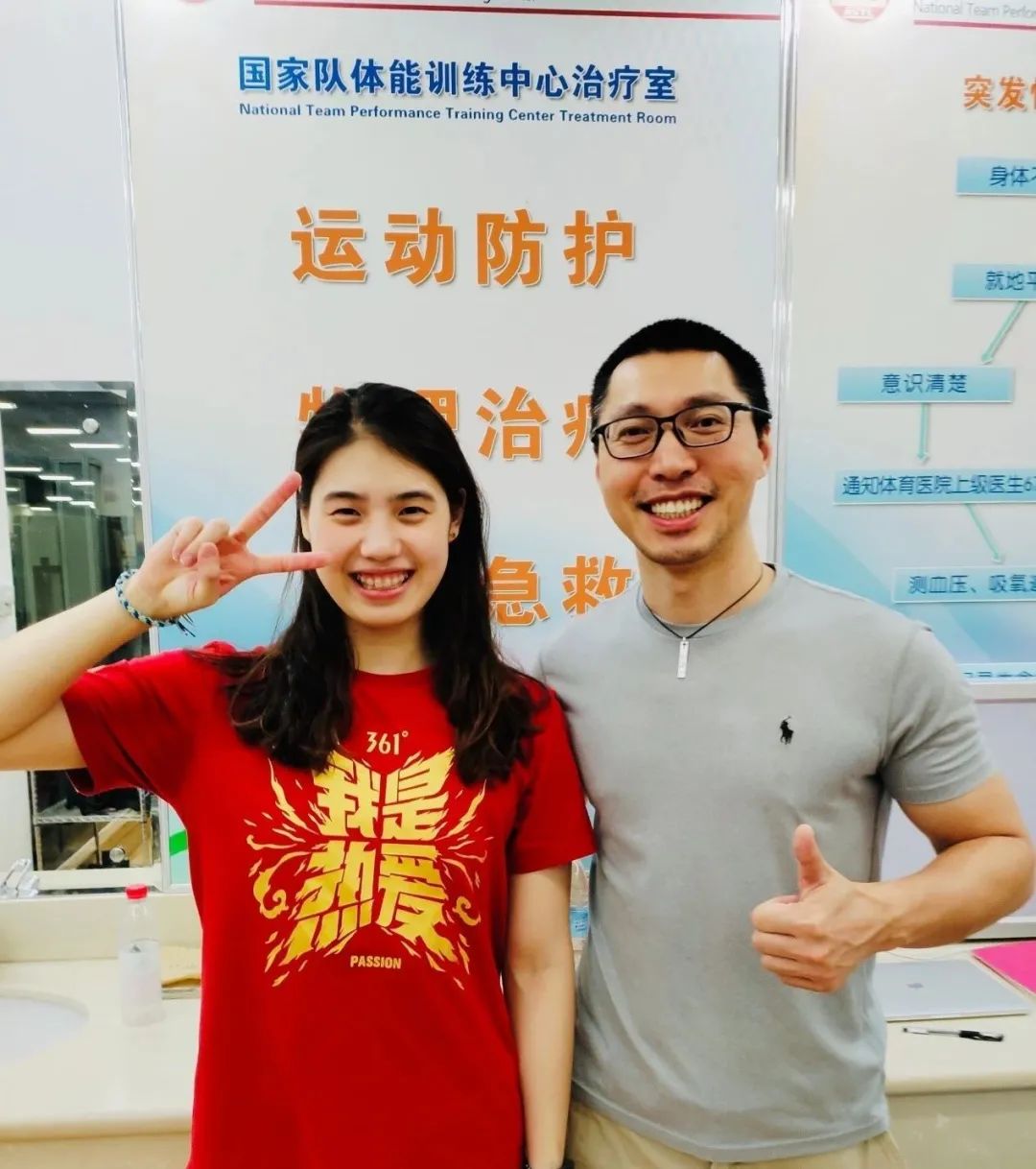 游泳比赛张雨霏_游泳冠军张雨霏游泳训练视频_游泳冠军张雨菲