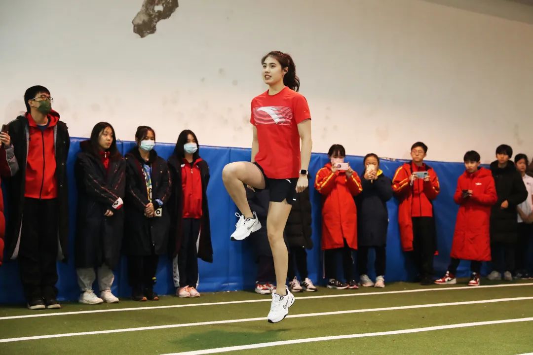 张雨霏、唐钱婷分享冠军经验，激励青少年运