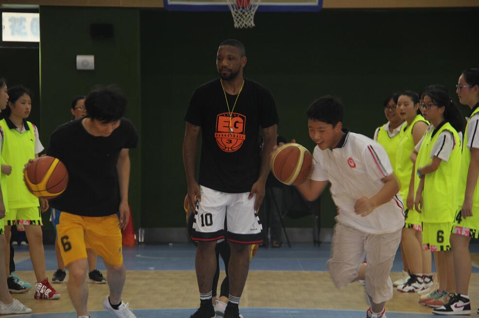 NBA球星埃里克·戈登弟弟亲授篮球技巧，