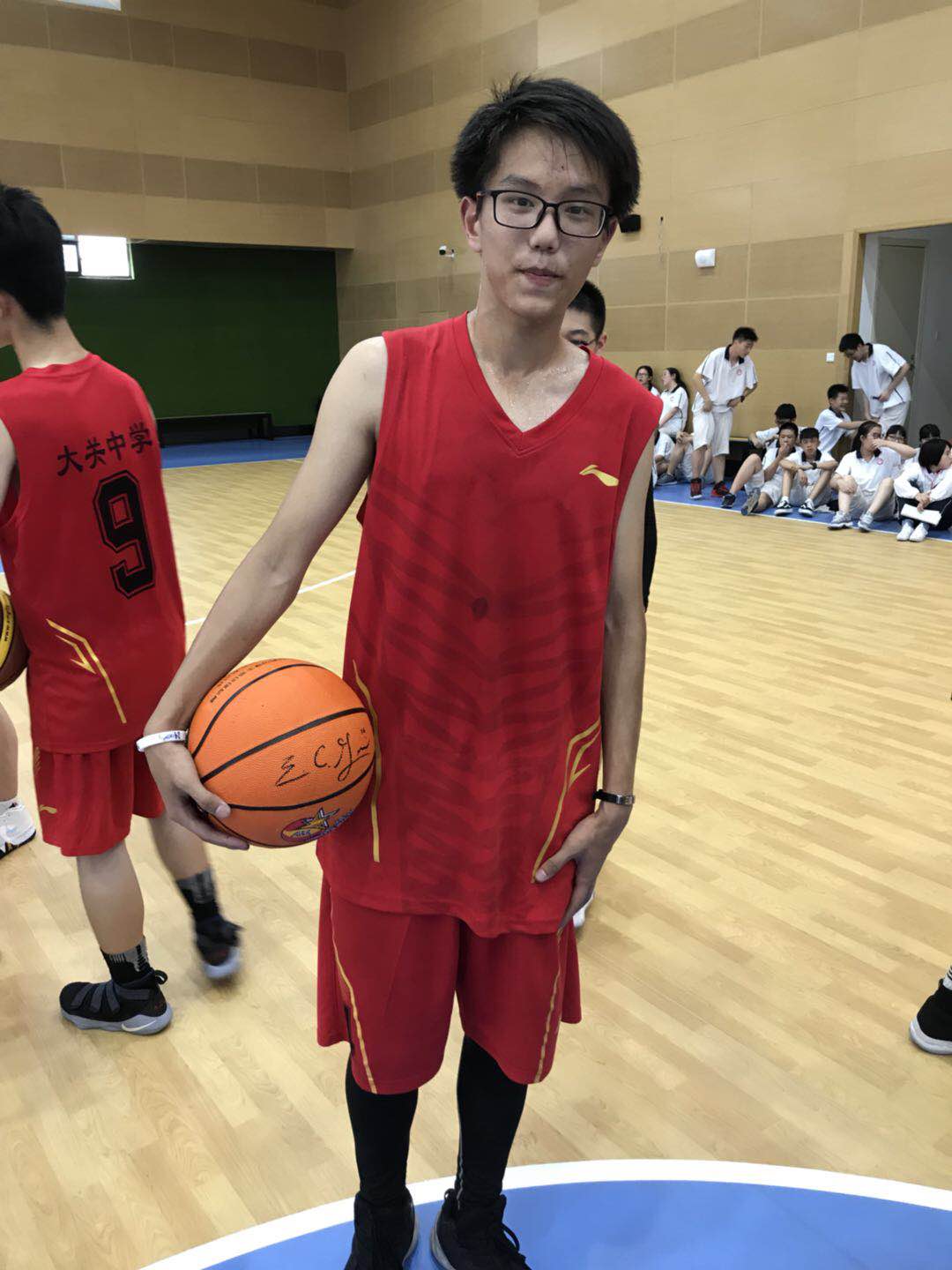 如何教孩子打篮球的正确姿势_教孩子打篮球技巧_怎么教孩子打篮球视频