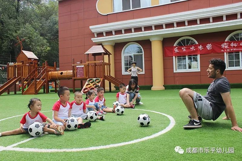 足球开球怎么踢_踢足球规则开球犯规吗_踢足球开球的规则