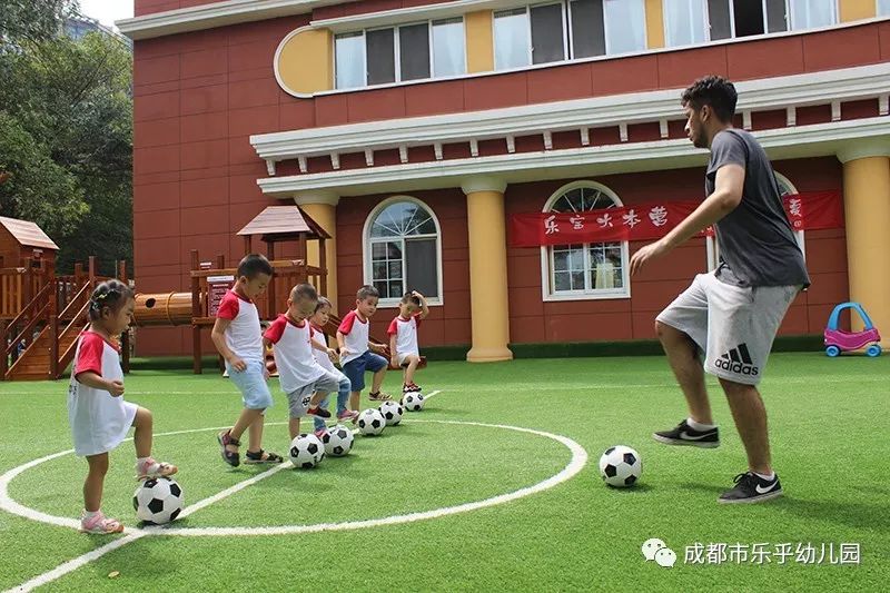 足球开球怎么踢_踢足球开球的规则_踢足球规则开球犯规吗