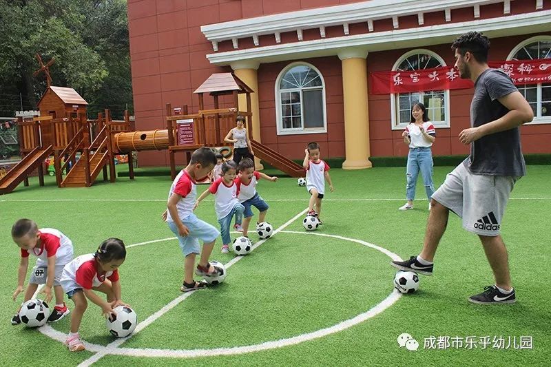 踢足球规则开球犯规吗_足球开球怎么踢_踢足球开球的规则