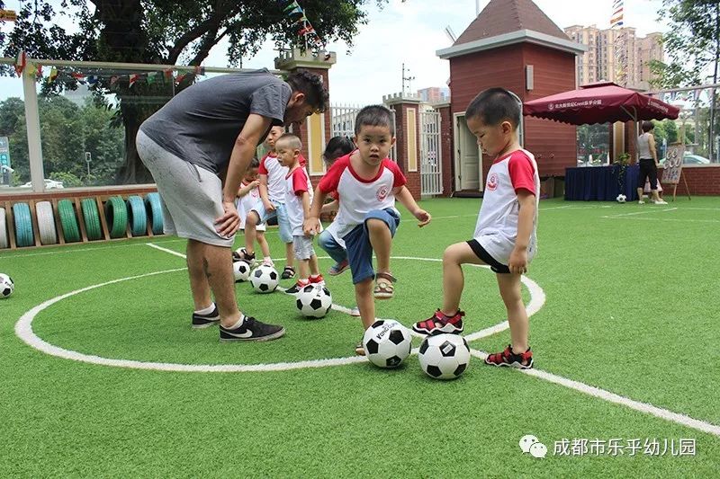 踢足球开球的规则_踢足球规则开球犯规吗_足球开球怎么踢