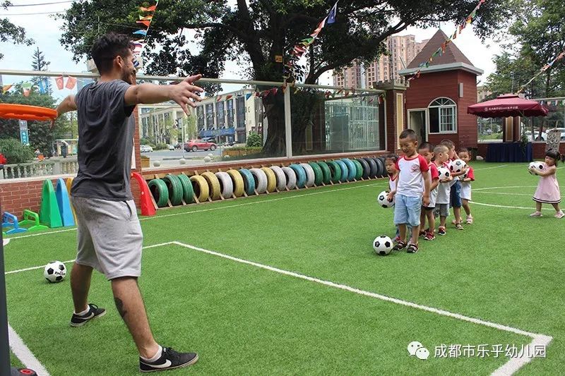 足球开球怎么踢_踢足球规则开球犯规吗_踢足球开球的规则