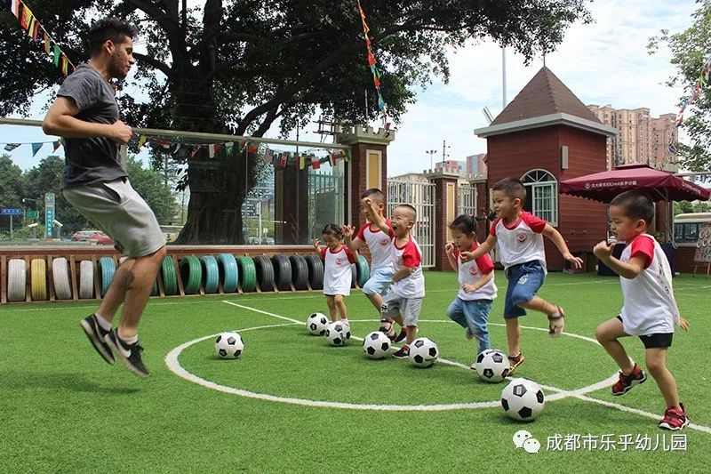 踢足球开球的规则_足球开球怎么踢_踢足球规则开球犯规吗