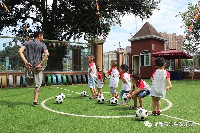足球开球怎么踢_踢足球规则开球犯规吗_踢足球开球的规则