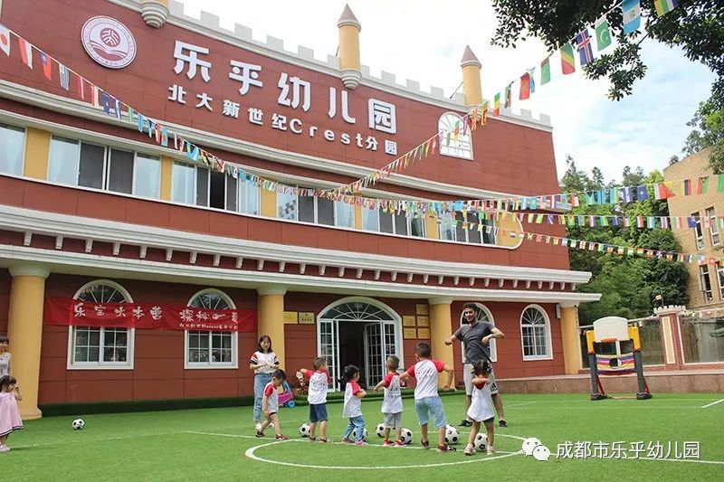 足球开球怎么踢_踢足球规则开球犯规吗_踢足球开球的规则