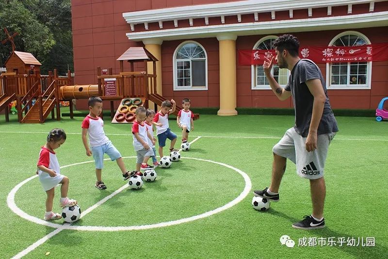 踢足球规则开球犯规吗_足球开球怎么踢_踢足球开球的规则