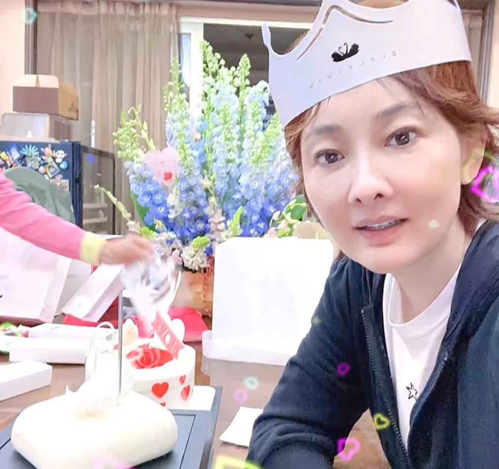 拉伸健身视频_拉伸健身明星训练做哪些动作_明星健身被做拉伸训练