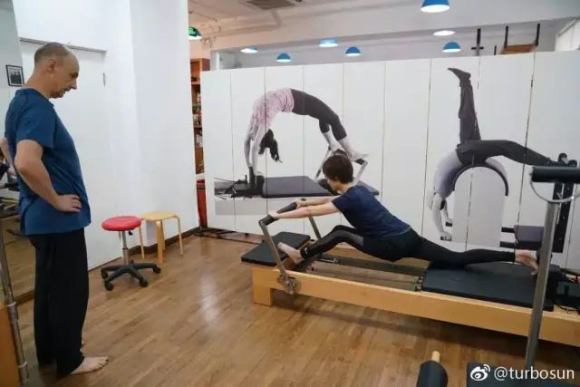 明星健身被做拉伸训练_明星拉伸动作_拉伸健身视频
