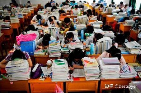 欧洲普通人踢足球比赛规则_欧洲人踢足球讲究技巧的配合_欧洲足球踢法