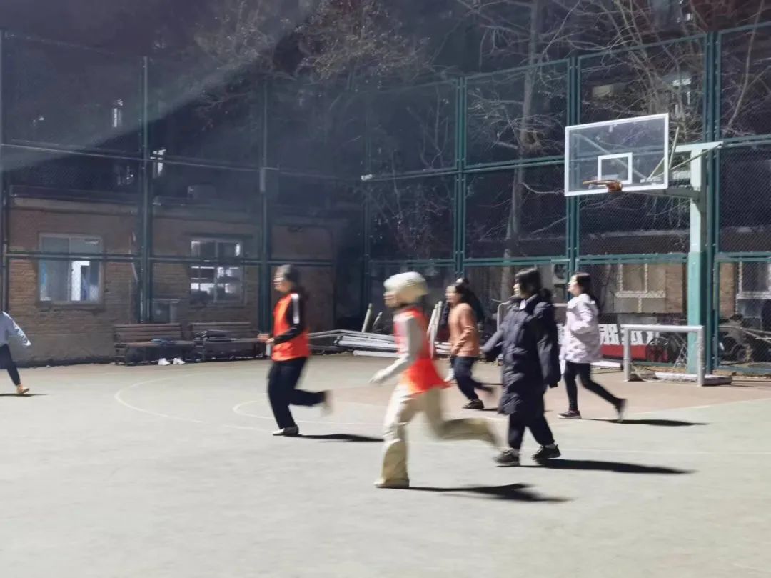 视频传球篮球教程技巧图解_篮球传球视频集锦_篮球场传球技巧视频教程