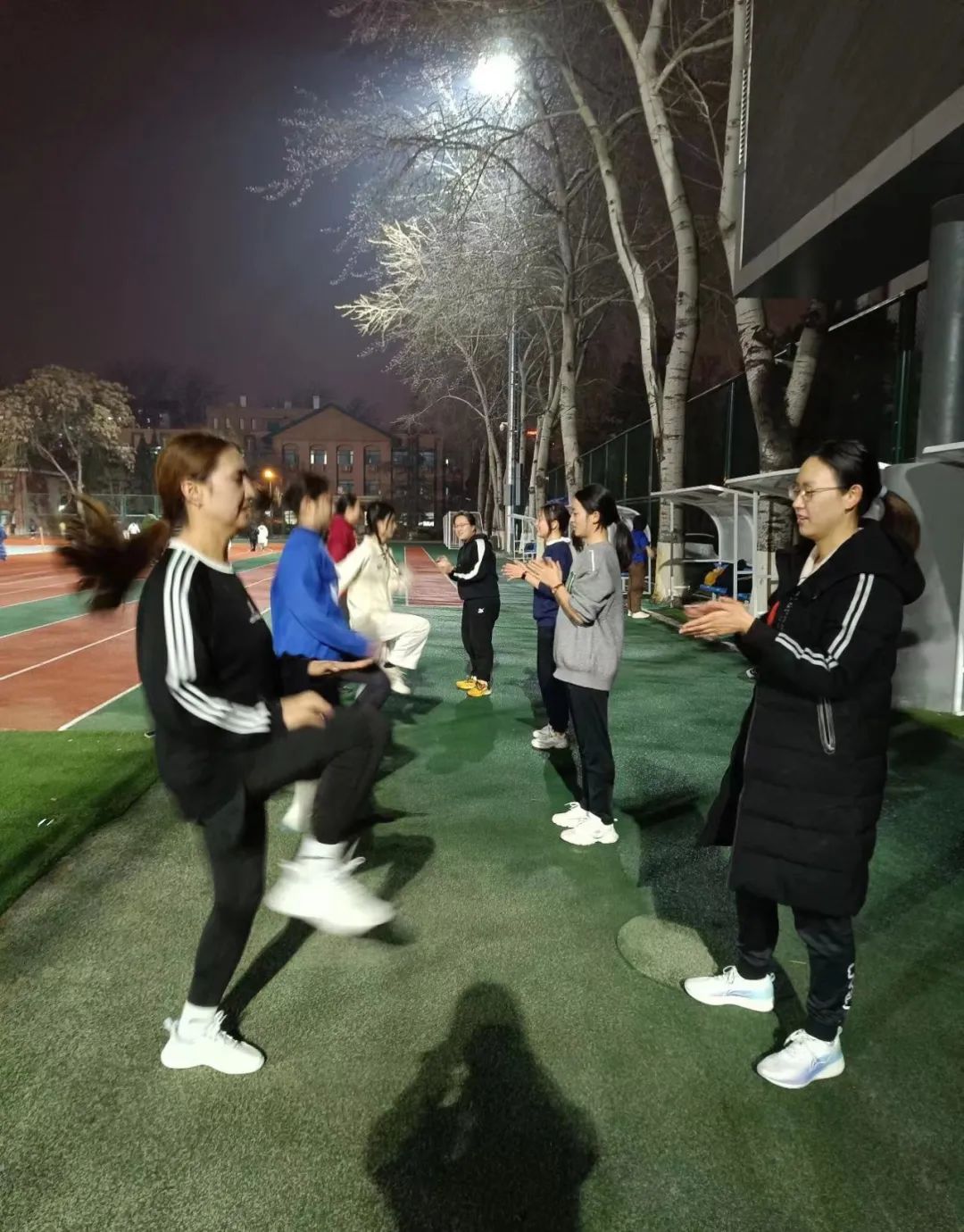 篮球场传球技巧视频教程_视频传球篮球教程技巧图解_篮球传球视频集锦